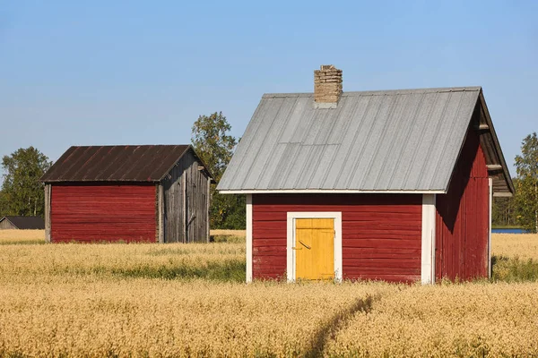Traditionele Finse rode houten boerderijen op het platteland — Stockfoto