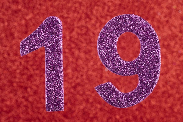 Número diecinueve color púrpura sobre un fondo rojo. Aniversario —  Fotos de Stock