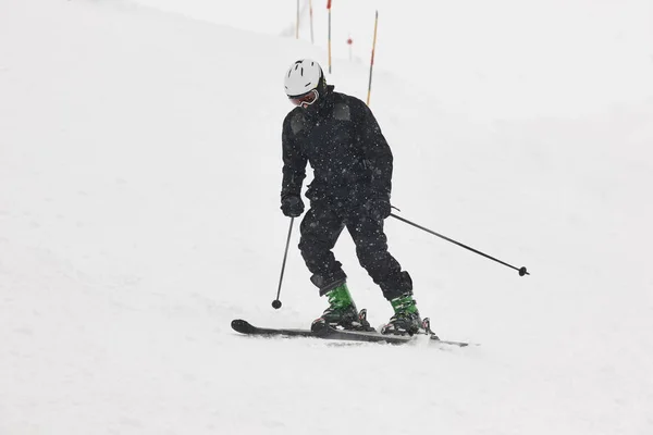 Skidåkning under snön. Vintersport. Skidbacken — Stockfoto