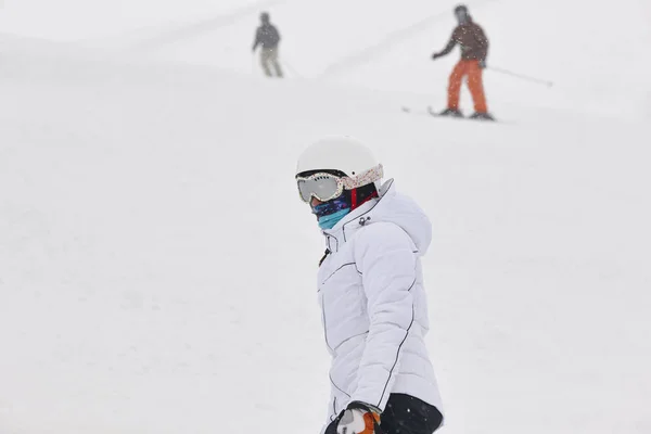 Esquiar debaixo da neve. Desporto de inverno. Declive de esqui — Fotografia de Stock