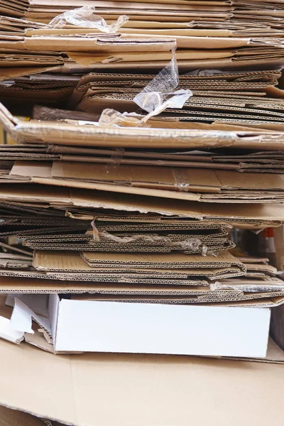 Χαρτόνι σκουπίδια. Ανακύκλωση και επαναχρησιμοποίηση αποβλήτων χαρτοκιβώτιο. Καθαρό μπ — Φωτογραφία Αρχείου