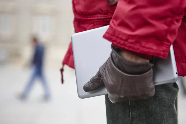 Woman holding a tablet in a city downtown. Horizontal — Stock Photo, Image