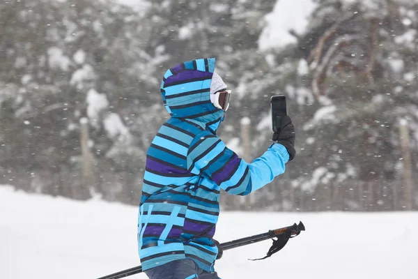 Νέοι σκι και κάνοντας μια selfie στην χειμερινή ώρα — Φωτογραφία Αρχείου