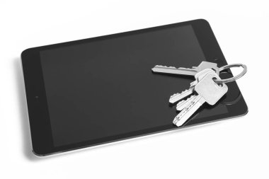 Tablet ve ev anahtarları beyaz izole. Satın almak, satmak, kiralamak