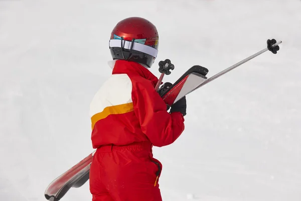 As crianças começam a aprender esqui com equipamentos. Desporto de Inverno — Fotografia de Stock