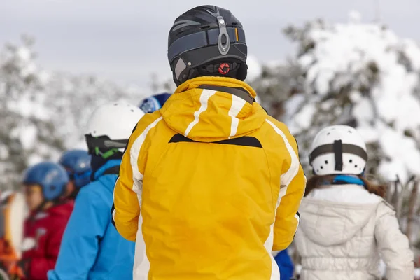 사람들은 스키를 준비입니다. 눈 덮인 풍경입니다. 겨울 스포츠 — 스톡 사진