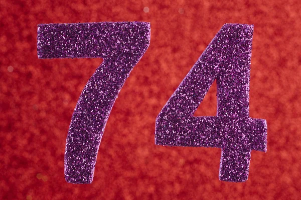 Numero 74 colore viola su uno sfondo rosso. Annichilitori — Foto Stock