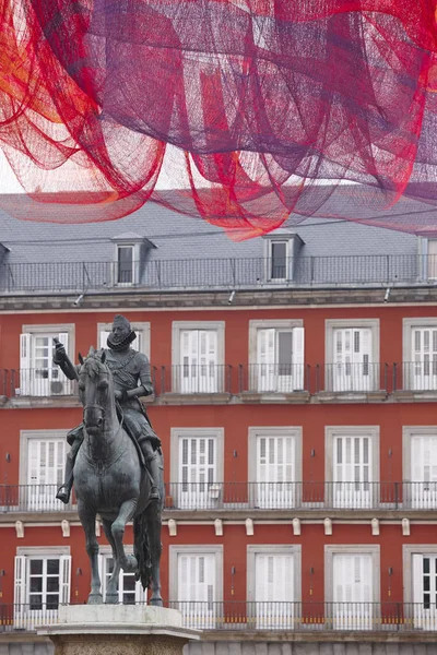 Plaza Mayor con escultura. Patrimonio arquitectónico español —  Fotos de Stock