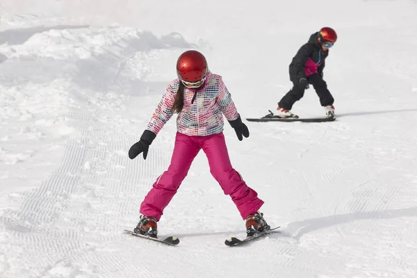 Barn börjar lära sig att åka skidor. Vintersport — Stockfoto