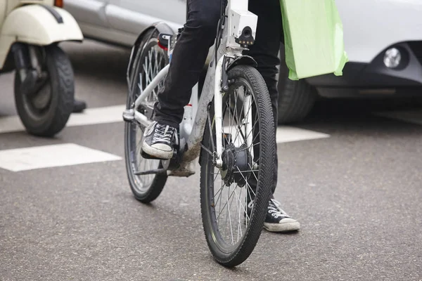 Şehirde bisiklet. Kentsel trafik. Sağlıklı etkinlik. No kirliliği — Stok fotoğraf