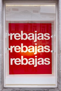 Bir alışveriş merkezi vitrin üzerinde Satılık billboard. Tüketim announ