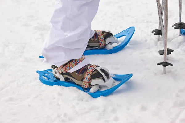 Sneeuw rackets en laarzen apparatuur op de sneeuw. Winter Stockafbeelding