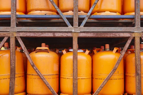 Contenedores de cilindro de gas butano usados en tono naranja —  Fotos de Stock