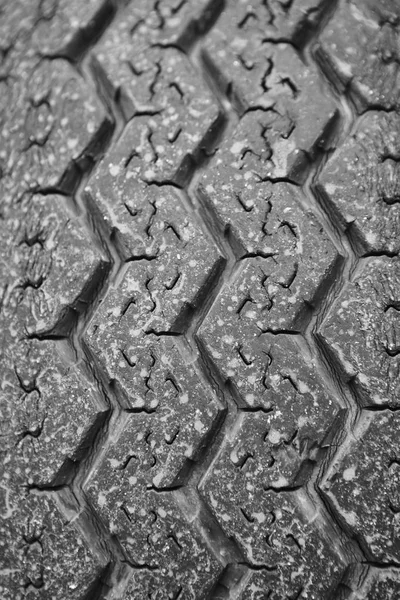 Detalle de neumáticos usados. Ruedas dañadas. Piezas del vehículo. Peligro —  Fotos de Stock