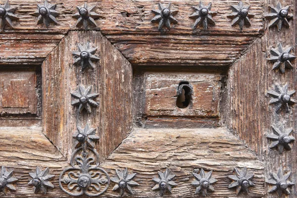 Antico buco della serratura in legno decorato. Sfondo vintage — Foto Stock