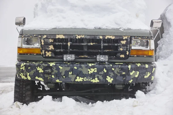 Vozidlo v pasti pod sněhem. Chladný zimní čas. — Stock fotografie