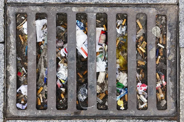 Alcantarillado lleno de basura. Contaminación urbana. Tratamiento de residuos. Medio ambiente — Foto de Stock