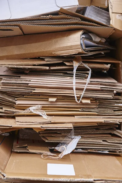 Basura de cartón. Reciclar y reutilizar residuos de cartón. Medio ambiente limpio —  Fotos de Stock