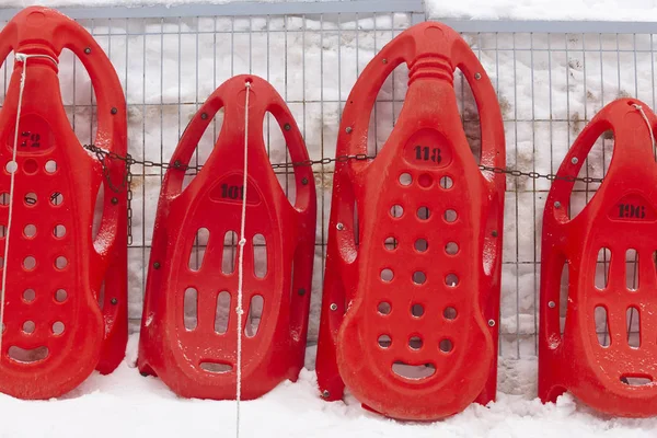 Červené sáně jsou připravena k pronájmu. Zimní sporty. Rekreace — Stock fotografie
