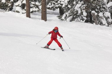 Çocuk Kayak yapmayı öğrenmek başlangıç. Kış spor. 