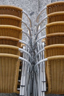 Açık metal ve plastik sandalyeler yığılmış. Şehir arka plan