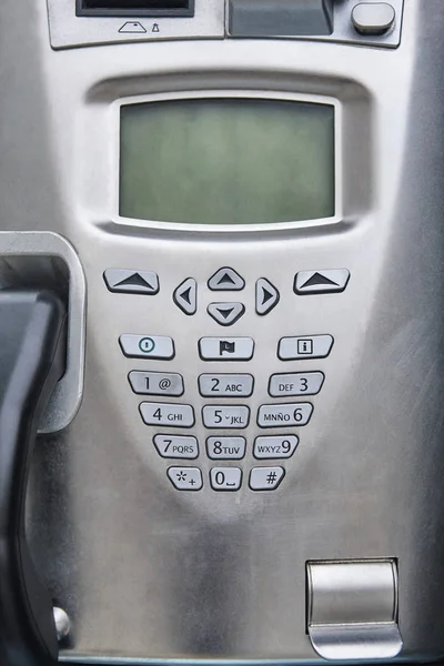 Detalle telefónico público. Teléfono público tradicional. Cabinas urbanas —  Fotos de Stock