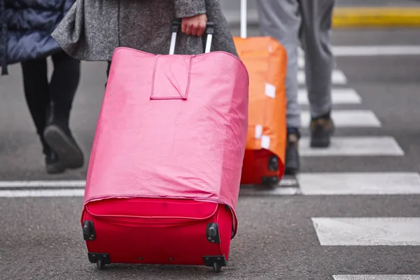 Pessoas a perderem a rua com bagagem. Turismo de viagens backgrou — Fotografia de Stock