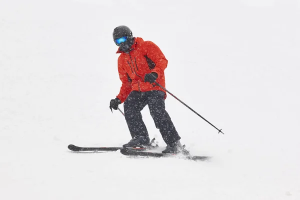 Катання на лижах під снігом. Зимові види спорту. Гірськолижний схил — стокове фото