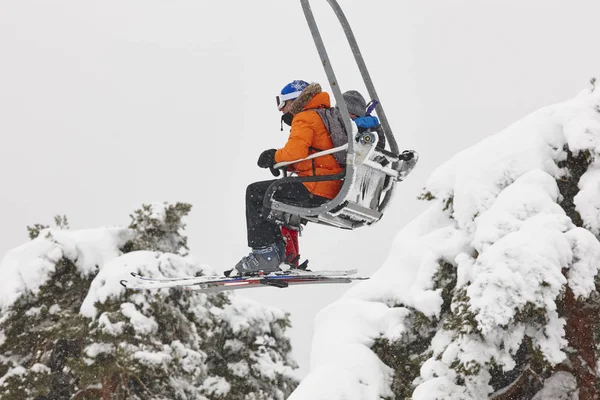 Ski lift with people on a snow forest landscape. Winter — Stock Photo, Image