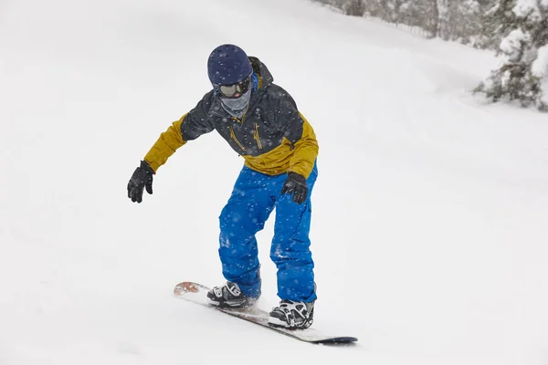 Snowboard sob a neve. Declive de esqui. Paisagem branca inverno — Fotografia de Stock