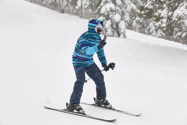 Jovens esquiando e tirando uma selfie no inverno — Fotografia de Stock