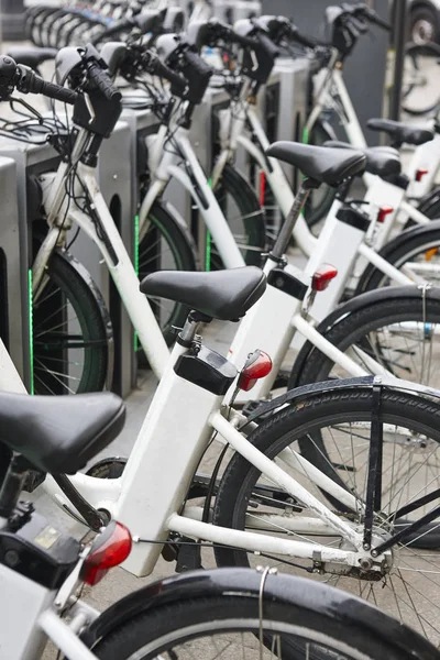 Φορτίζει ηλεκτρικά ποδήλατα στην πόλη. Αστικών συγκοινωνιών πράσινο — Φωτογραφία Αρχείου