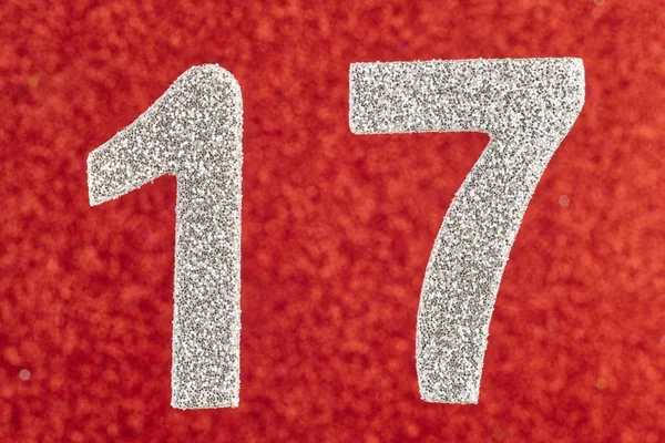 On yedi gümüş rengi kırmızı bir arka plan üzerinde numara. Yıldönümü — Stok fotoğraf