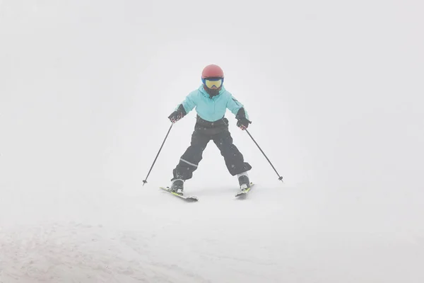 As crianças começam a aprender a esquiar sob a neve — Fotografia de Stock