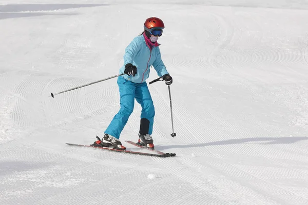 Rapariga a começar a aprender a esquiar. Desporto de Inverno — Fotografia de Stock