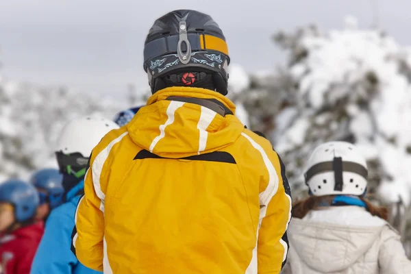 Gente pronta a sciare. Paesaggio innevato. Sport invernali — Foto Stock