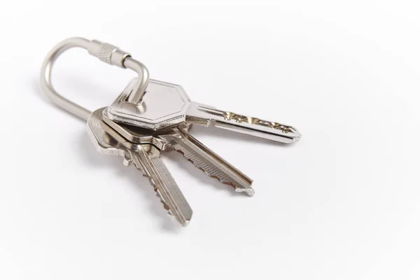 Key ring with keys over white background. Rent — Stock Photo, Image