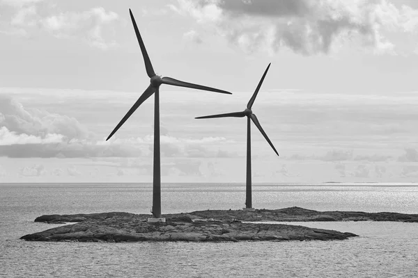 Вітрові турбіни у Балтійському морі. Поновлювані джерела енергії. Фінляндія — стокове фото