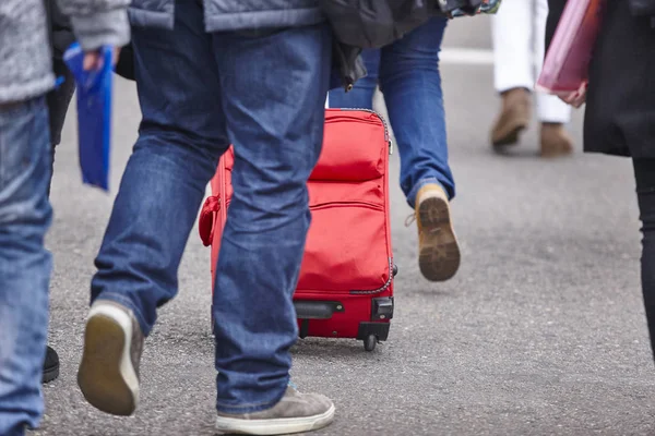 Gente cruzando la calle. Fondo de turismo de viajes. Vida urbana — Foto de Stock