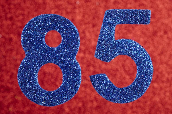 Seksen beş mavi renk kırmızı bir arka plan üzerinde numara. Yıldönümü — Stok fotoğraf