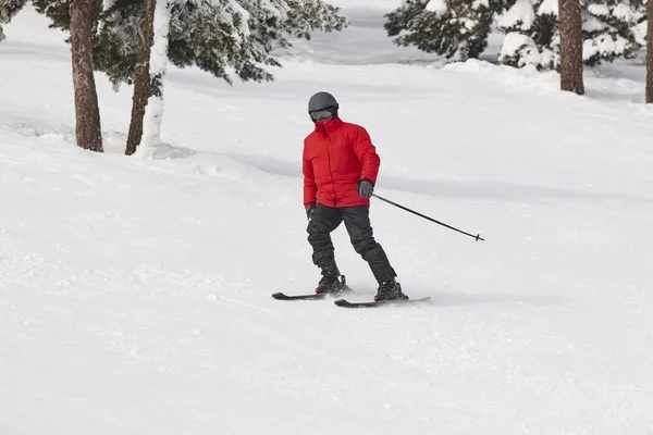 Esqui adulto em uma paisagem de colina nevada. Desporto de Inverno — Fotografia de Stock