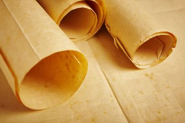 Eski boş haddelenmiş parşömenler yaşlı. Antika belgeleri. Vintage adam