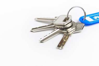 Beyaz arka plan üzerinde tuşları ile anahtarlık. Kira