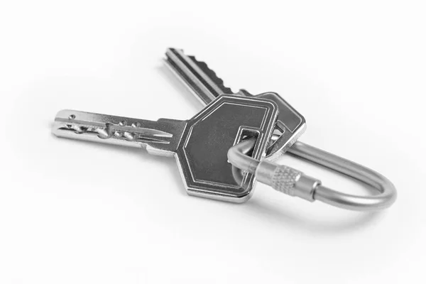 Llavero con dos llaves sobre fondo blanco. Alquiler — Foto de Stock