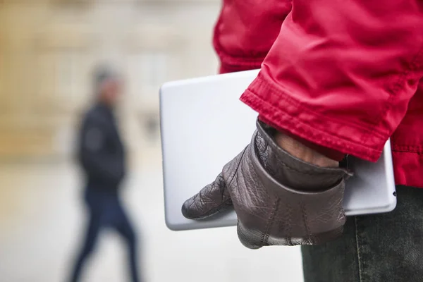 Kobieta trzyma tabletkę w centrum miasta. Tła miejskiego — Zdjęcie stockowe