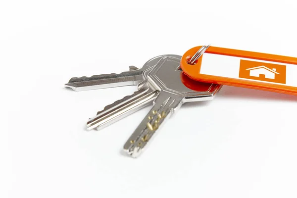 Porte-clés avec clés sur fond blanc. Loyer — Photo