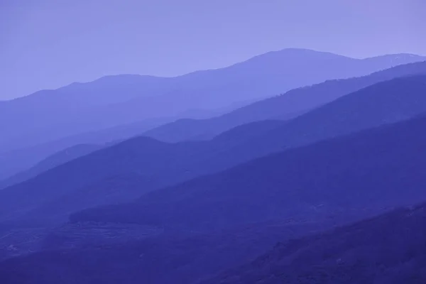 Bergen siluett i skymningen. Jerte-dalen. Spanien landskap — Stockfoto