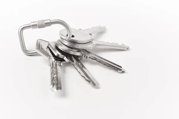 Key ring with keys over white background. Rent, buy — Stock Photo, Image