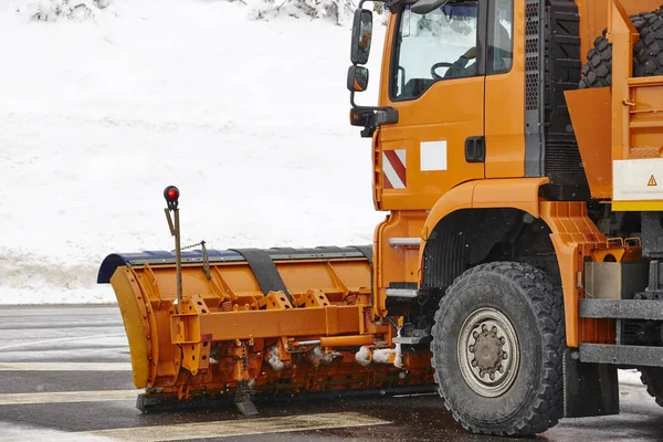 Snöslunga lastbil redo att arbeta. Vintertid. Det snöar. — Stockfoto