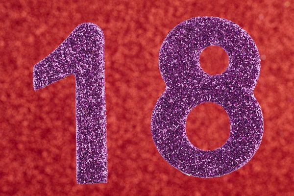 Numero diciotto colore viola su uno sfondo rosso. Anniversario — Foto Stock